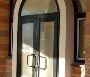 Металлопластиковые входные распашные двери. Многоэтажный жилой дом ул.Старонаводницкая, Киев. Система Euro Design 60 (Rehau)
