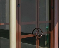 Металлопластиковые входные распашные двери. Вход в отделение банка. Система Euro Design 60 (Rehau)