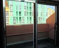 Алюминиевые подъемно-раздвижные двери выход на балкон. Квартира в ЖК Комфорт Таун.  Система М300  (Alumil)