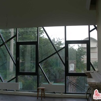 Алюмінієві вікна, що вбудовуються в стійко-ригельну фасадну систему. Русанівські сади, Київ. Система CS68 (Reynaers)