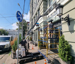 Монтаж стеклянного козырька