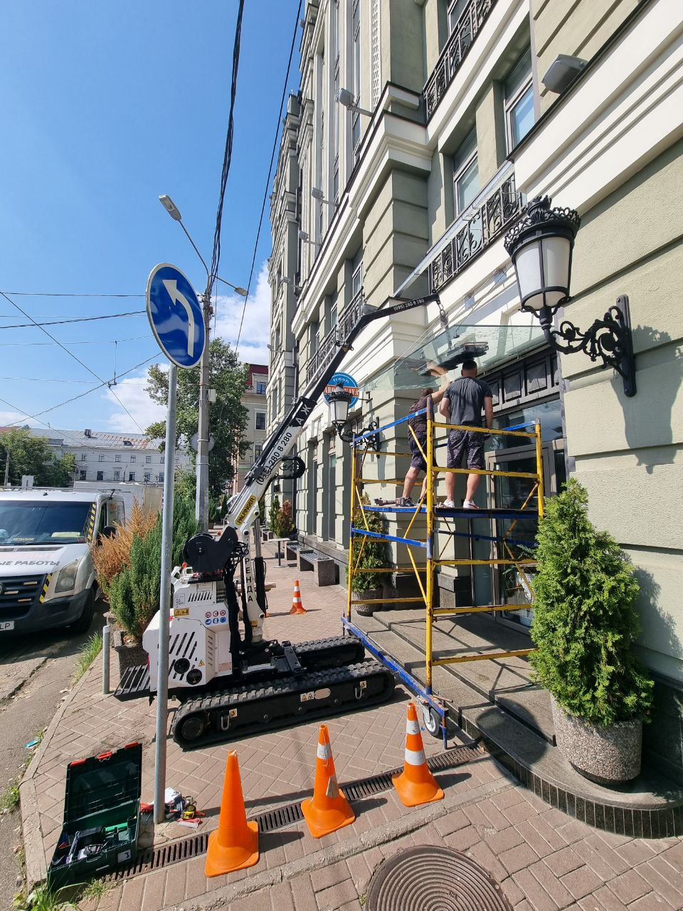 Мини-кран на Подоле — монтаж стеклянного козырька