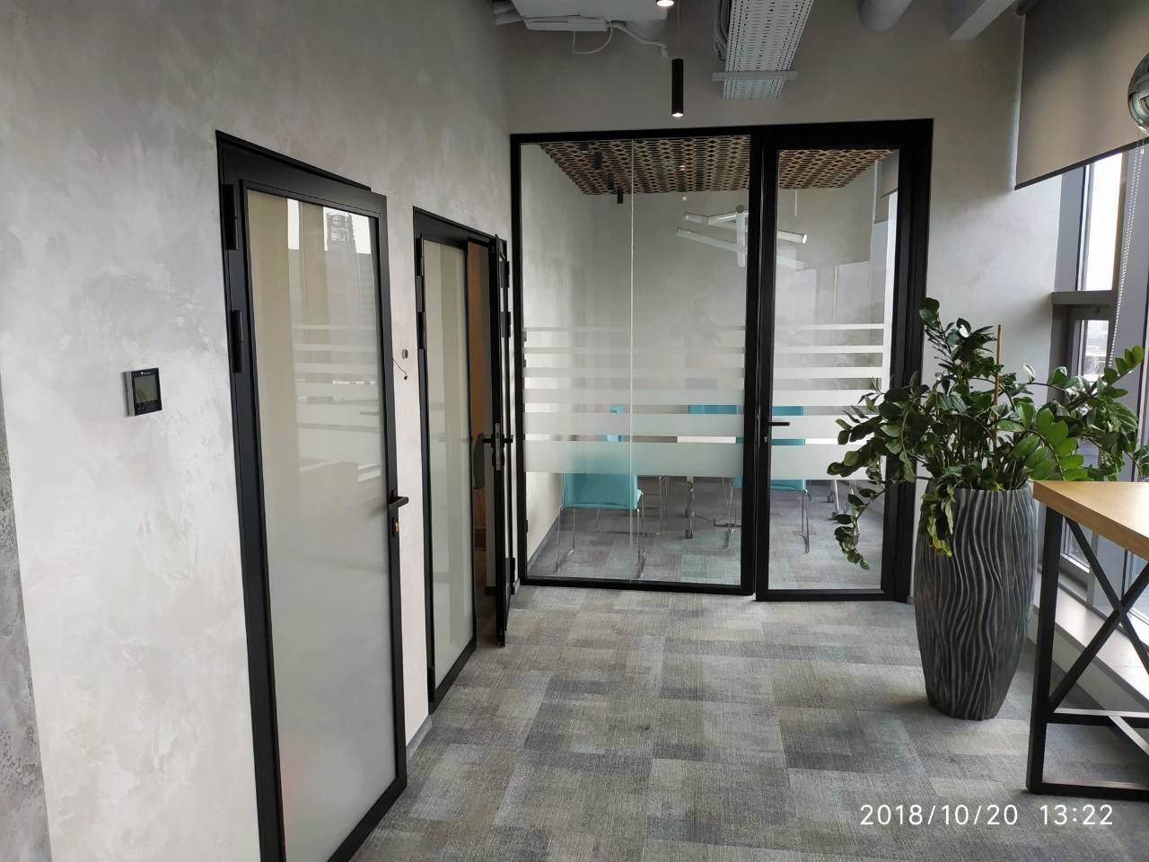Качественная алюминиевая дверь в офис